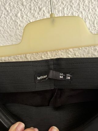 Pantalones cuero sintético negros