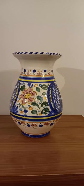 Jarra cerámica azul y blanca