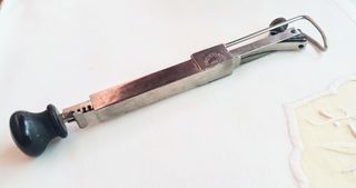 Strumento ricamo antico