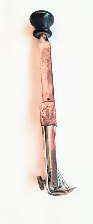 Strumento ricamo antico