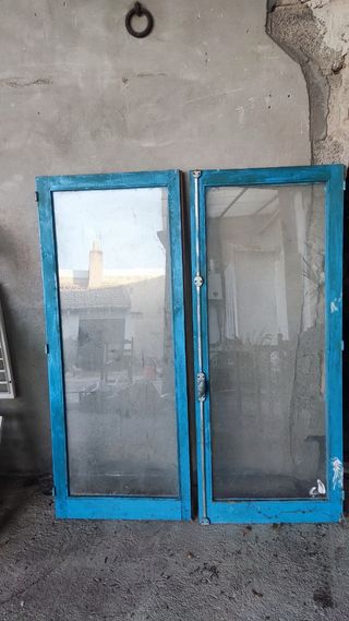 Ventanas antiguas de madera azul