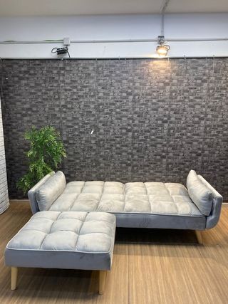 SOFA CAMA + PUFF CLICK CLACK NUEVO GRIS TERCIPELO