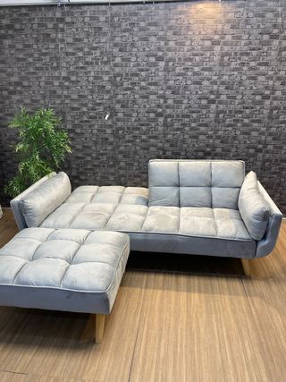 SOFA CAMA + PUFF CLICK CLACK NUEVO GRIS TERCIPELO