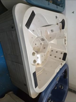 Jacuzzi hidromasaje blanco y gris