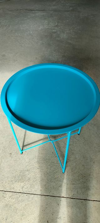 Mesa plegable metalica azul. Alto 46cm ancho 55cm