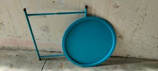 Mesa plegable metalica azul. Alto 46cm ancho 55cm