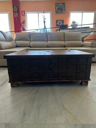 Baúl antiguo de madera y metal