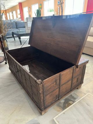 Baúl antiguo de madera y metal