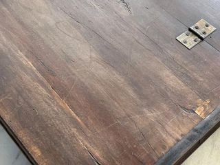 Baúl antiguo de madera y metal