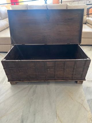 Baúl antiguo de madera y metal