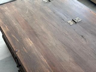 Baúl antiguo de madera y metal