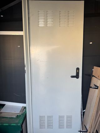 Puerta metálica blanca
