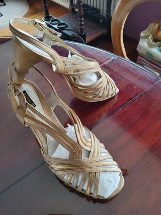 Sandalias doradas Argenta. Piel. N°40
