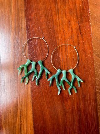 Aros Lakú dorados con coral verde