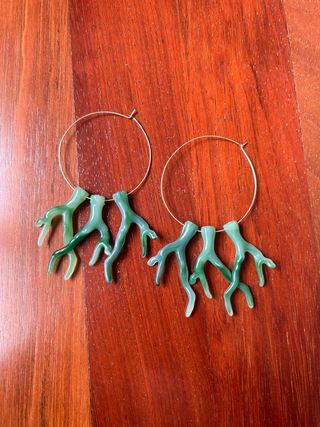 Aros Lakú dorados con coral verde
