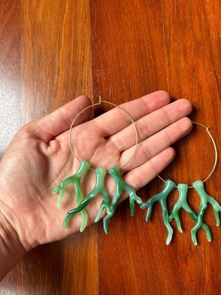 Aros Lakú dorados con coral verde
