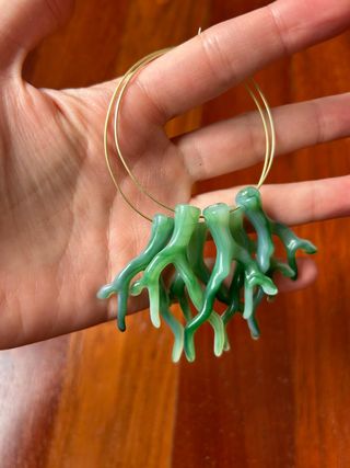 Aros Lakú dorados con coral verde
