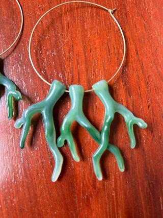 Aros Lakú dorados con coral verde