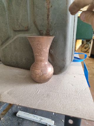 Vaso in metallo marrone