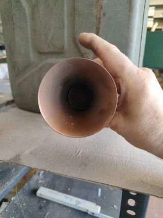 Vaso in metallo marrone