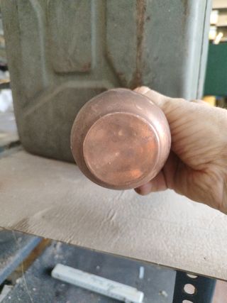 Vaso in metallo marrone