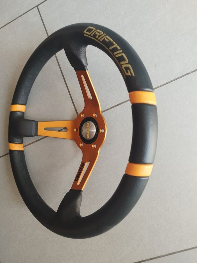 Volante momo desplazado