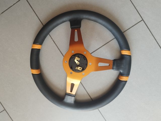 Volante momo desplazado