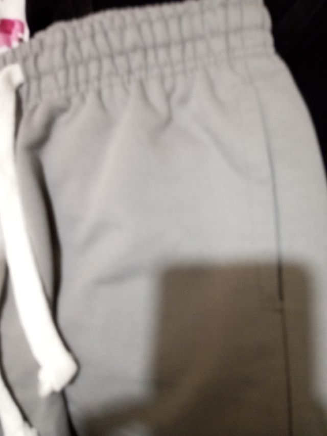 Pantalones deportivos grises