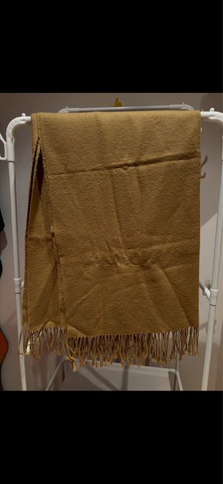 Pañuelo beige con flecos