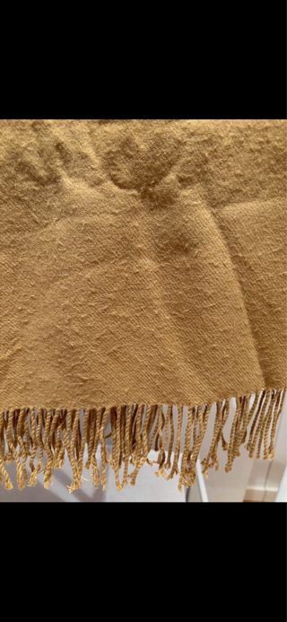 Pañuelo beige con flecos