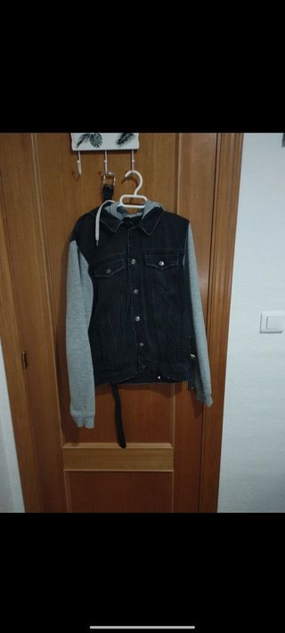 Chaqueta vaquera negra con capucha