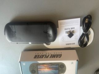 c0nsola portátil, con mas de 10.000 jueg0s