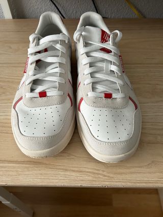 Zapatillas Skechers blancas y rojas