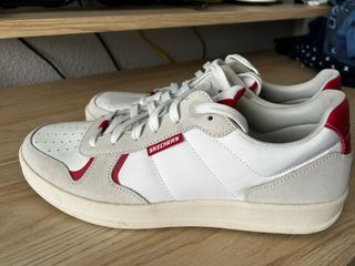 Zapatillas Skechers blancas y rojas