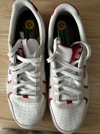 Zapatillas Skechers blancas y rojas