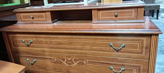 Cómoda de madera marrón con espejo