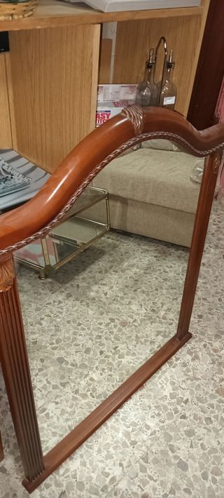 Cómoda de madera marrón con espejo