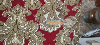 Sofá cama tapicería roja y madera