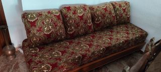 Sofá cama tapicería roja y madera
