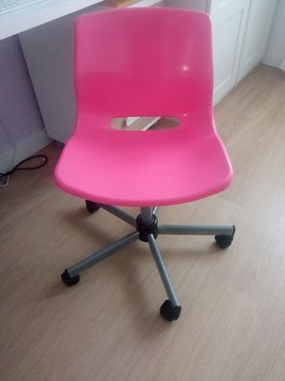 Silla escritorio rosa, regulable en altura.