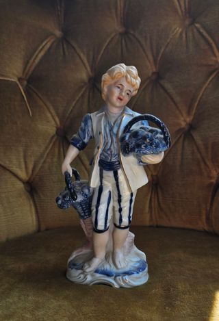 Figura porcelana niño cesta