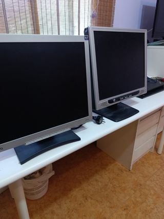 Dos pantallas ordenador de sobremesa