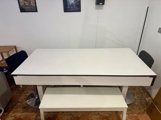 Tavolo da biliardo e ping pong con panche e sedie