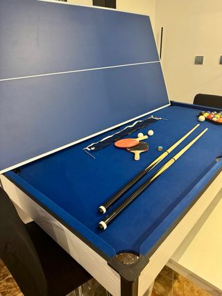 Tavolo da biliardo e ping pong con panche e sedie