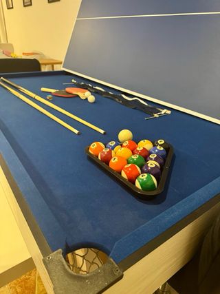 Tavolo da biliardo e ping pong con panche e sedie