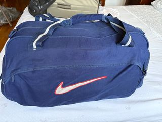 Bolsa deportiva Nike azul marino 
Dimensiones 60x2