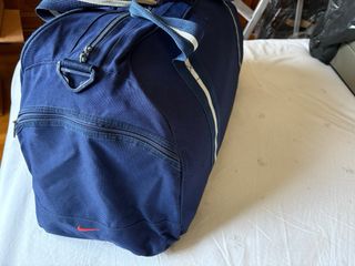 Bolsa deportiva Nike azul marino 
Dimensiones 60x2