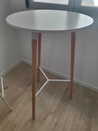 Mesa redonda blanca y madera