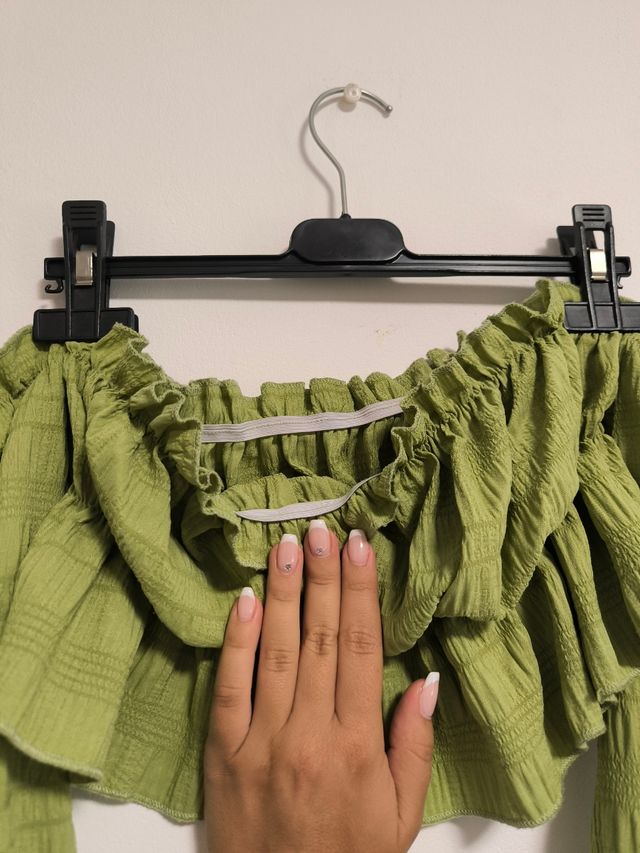 Top corto verde - hombros descubiertos