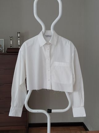 Camisa blanca Stradivarius cropped T-S